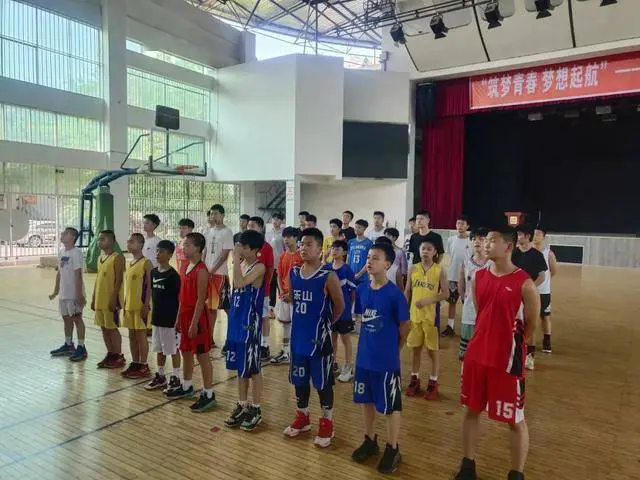 如何根据篮球比赛的不同阶段调整力量训练强度?_1